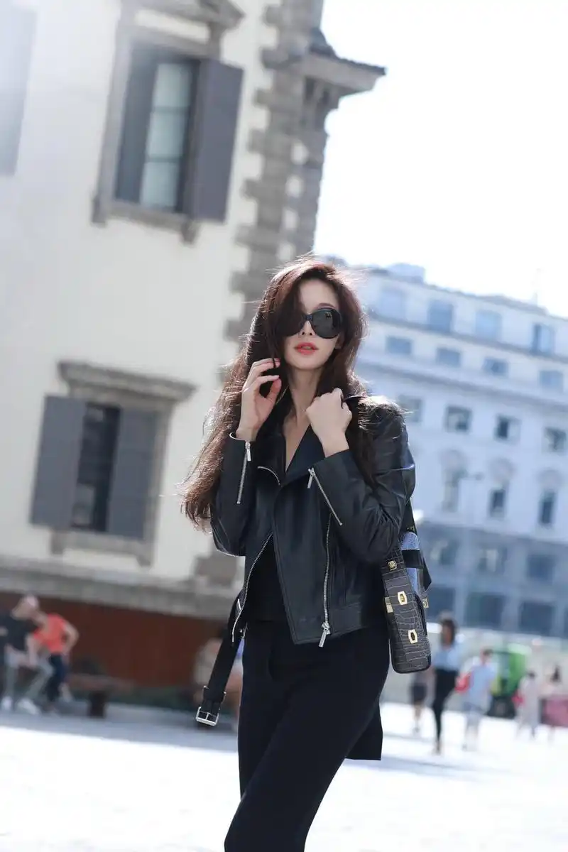 林志玲米兰街拍大片曝光 成秋日旅拍范本