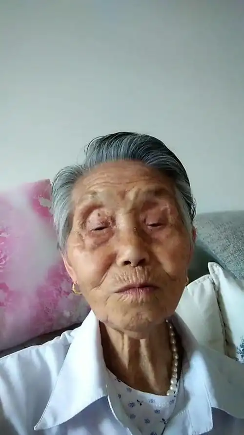 老母亲,慈祥的老母亲