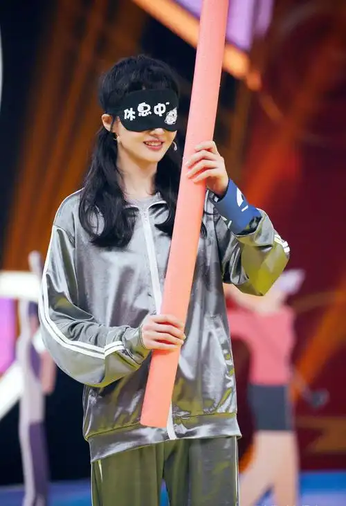 王牌对王牌,认真营业的郑爽颜值依旧吸睛,爆笑搭档杨迪