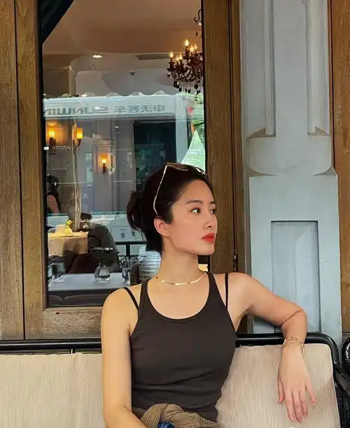 1/ 6 搜狐娱乐讯 9月7日,杨采钰在社交平台晒出自己初秋出街的生活照.