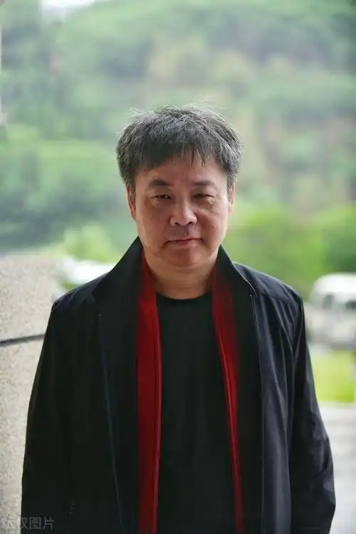 余华活着中的福贵小人物在无常人生中的英雄主义