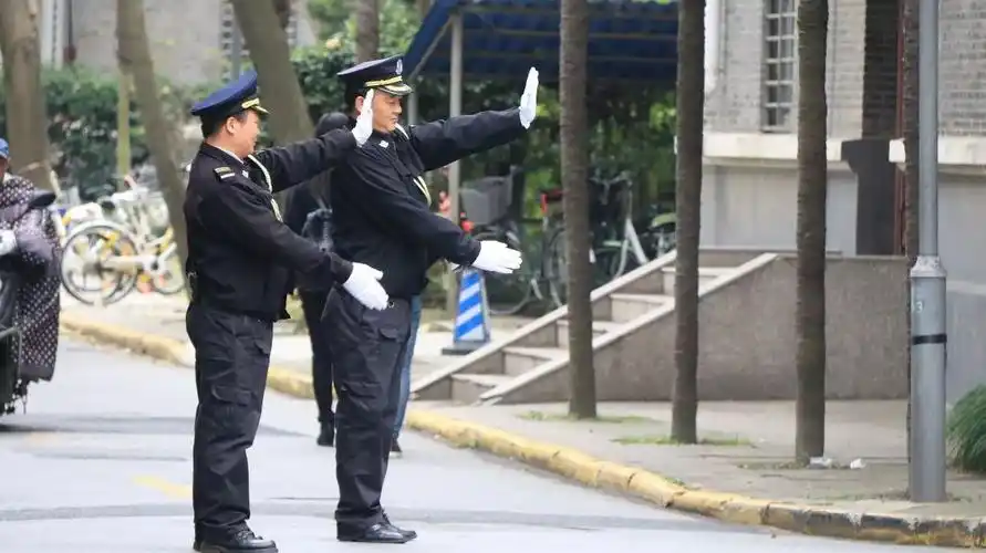 rec高峰期的东门,车辆行人来来往往很密集,保安在东门小跑前进疏导