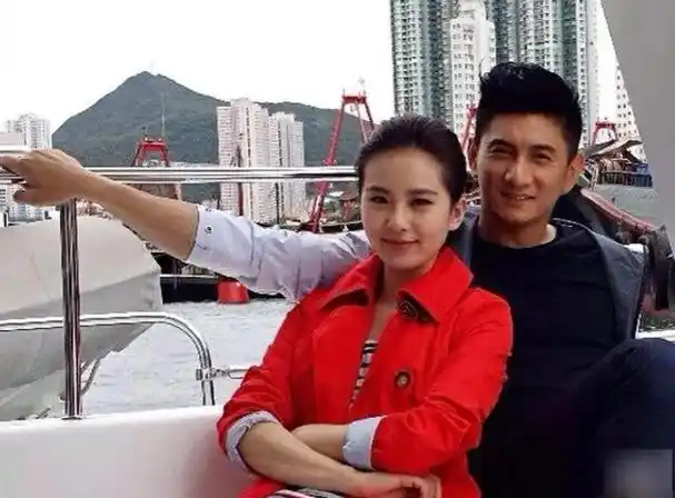 53岁吴奇隆带5岁儿子逛商场,步步帅气可爱,刘诗诗公公罕见现身