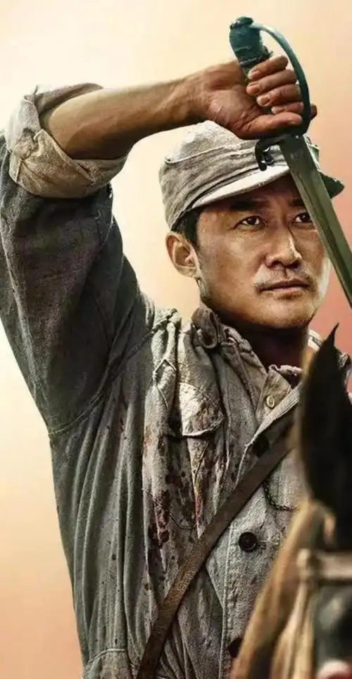 吴京:晒军装照片惹麻烦,遭大v当众质疑违规:不是军人别乱穿