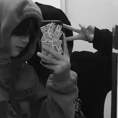 情侣黑白头像真人因为爱你我用情也最深