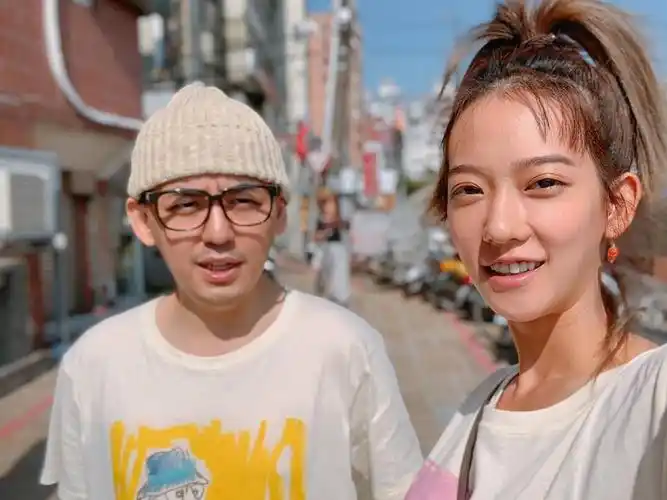 黄子佼和比自己小将近20岁的老婆孟耿如的亲密合照