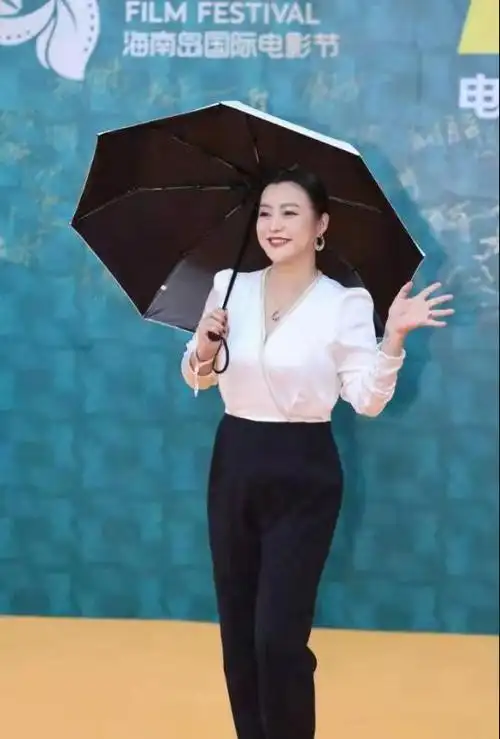 郝蕾身材有多丰腴150斤体重穿薄纱裙太勾人46岁别有韵味