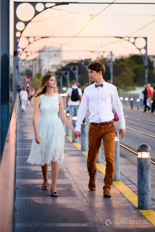 恩爱夫妻站在桥上