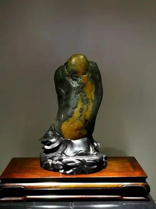 题名:泼墨仙人,石种:汉江蜡石,收藏家:张建宇题名:天雕,石种:风凌石