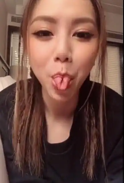 唱一句歌词吐一次舌头邓紫棋做的这个动作可爱到犯规了