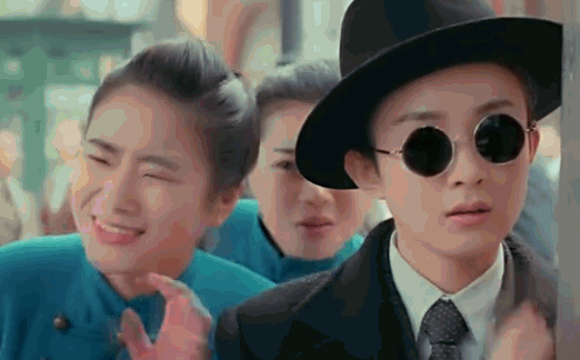 赵丽颖陈伟霆偷看一眼戴墨镜gif动图_动态图_表情包下载_soogif