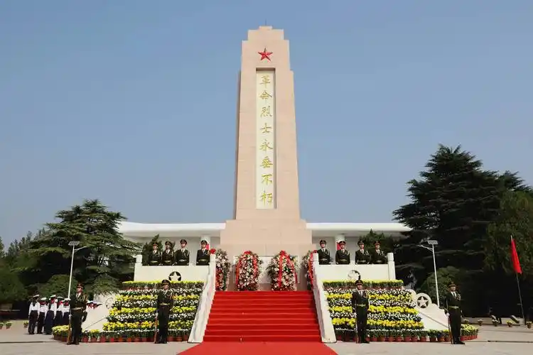 苍松翠柏掩映下的西海岸烈士陵园庄严肃穆,烈士纪念碑巍然矗立,纪念碑