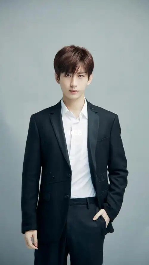 期待明天向全世界安利成毅西装杀成毅