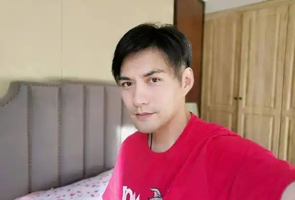 林志颖严屹宽分别晒家庭照,住宅环境差距甚远,红不红真不一样_赛车