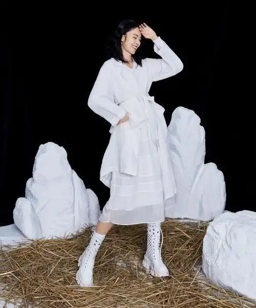 张佳宁不火才怪白裙风衣穿得清新冷艳配靴子更耀眼了