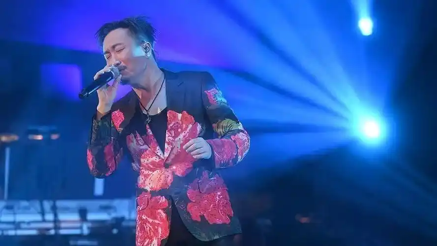 赢签名海报 活动详情: 在facebok上分享 #郑中基新加坡演唱会 话题