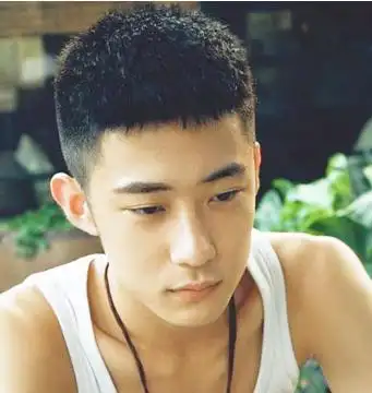 男士短发发型设计五:时尚略带些夸张的刺猬头,清爽的露额发型显得男生