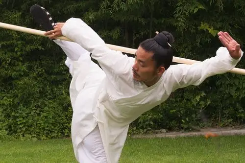 武当武术中的八仙棍棍法轻巧熟练腿法用力恰到好处