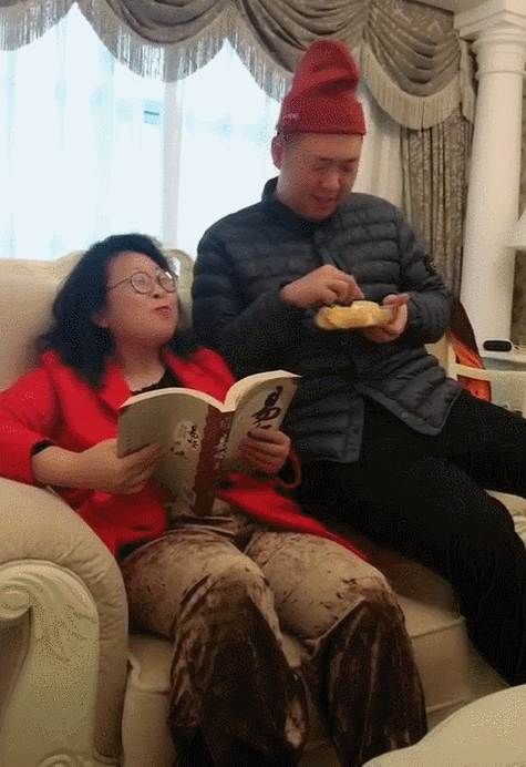 孝顺又黏人!杜海涛与妈妈挤沙发还亲手喂水果