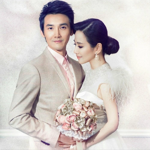 曾tvb一姐陈松伶婚后惹人怜跪地给婆婆穿鞋对方神态很傲慢