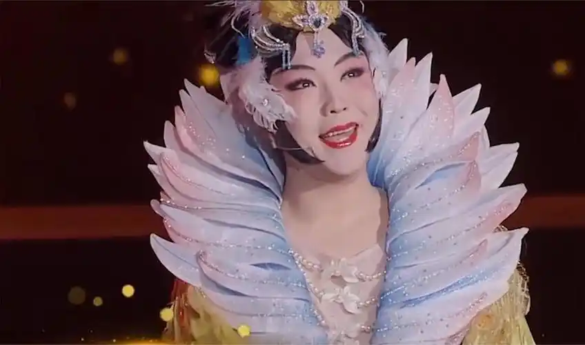 李玉刚女装演唱邓丽君经典,比女人还女人