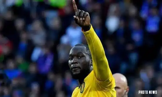 卢卡库庆祝进球