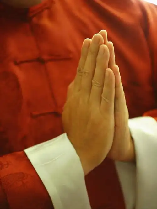 仅一个人,仅一个中年男性,祝福,黄种人,虔诚,红色,祈祷,双手合十,手部