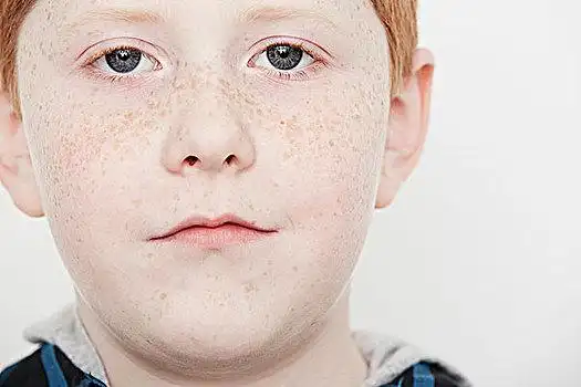 男孩,雀斑,特写可爱,小女孩,头像,大,蓝眼睛,看镜头中国,绿色,盆景树