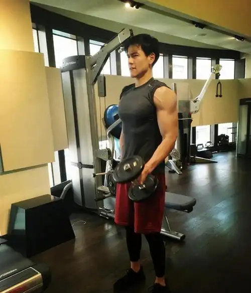 年轻时其貌不扬,上了年纪却迷倒万千少女,这六位男星不服不行