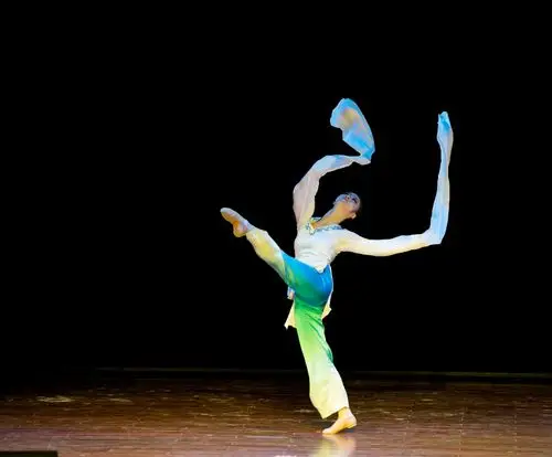 中国古典舞女子独舞《长绸扇舞》