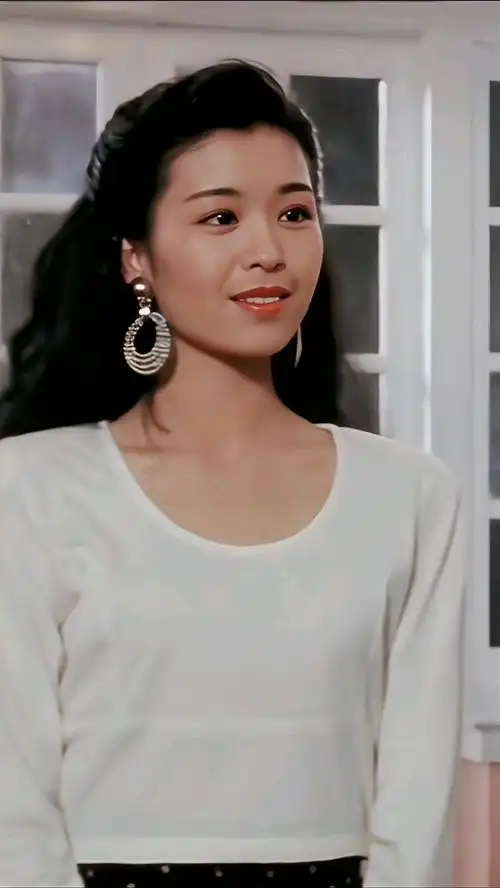 伍咏薇曾获得1989年亚洲小姐最上镜小姐奖,年轻时她真的是风情万种