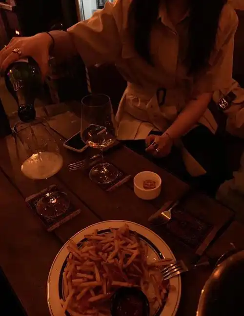 家人们有没有在喝酒的照片在酒吧宵夜都可以