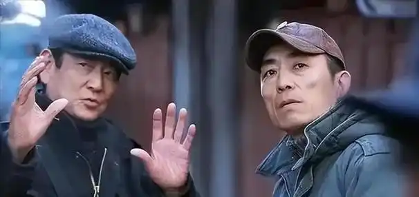 张艺谋说:2008年,我正在筹办奥运会工作.高仓健送我一把