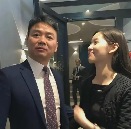 "奶茶妹妹"生二胎,牵动刘强东,网友惊叹!