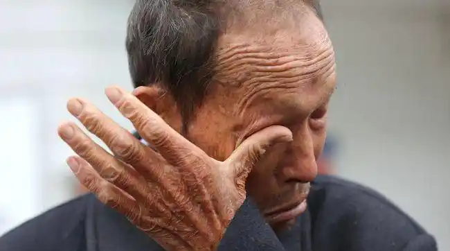 70岁的老人被送进养老院,含泪哭泣:老了才知道养儿防