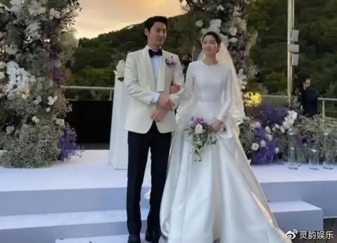 而在近日播出的节目中,junjin夫妇当天结婚时的画面公开之后,比起新婚