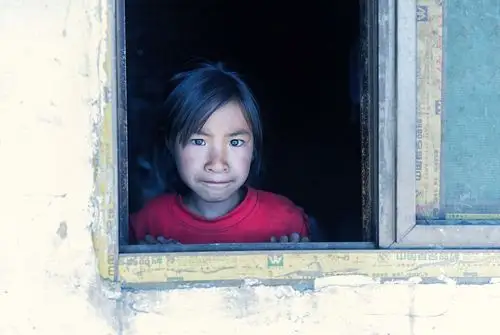 扶贫村的小女孩有点心酸