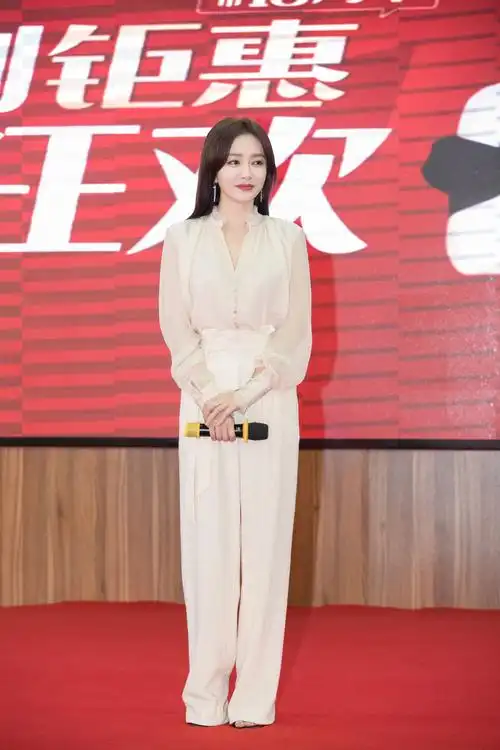 秦岚的造型很有高级感,西装 牛仔裤复古优雅,这衣品真的很好