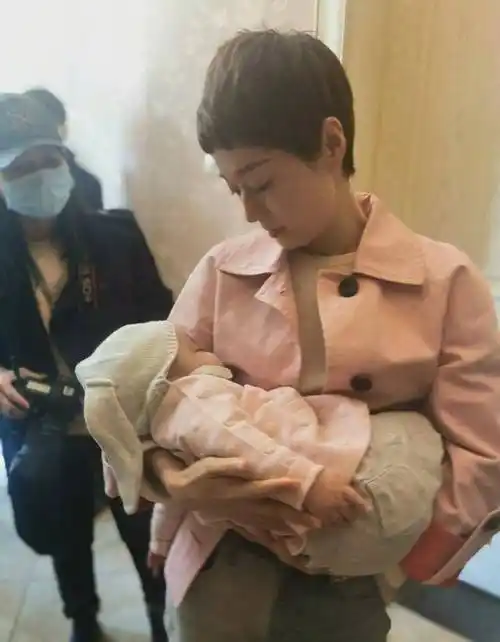 明星复工新套路:女明星抱小女儿,孙怡拿俩手机,她玩高空飞人_罗志祥