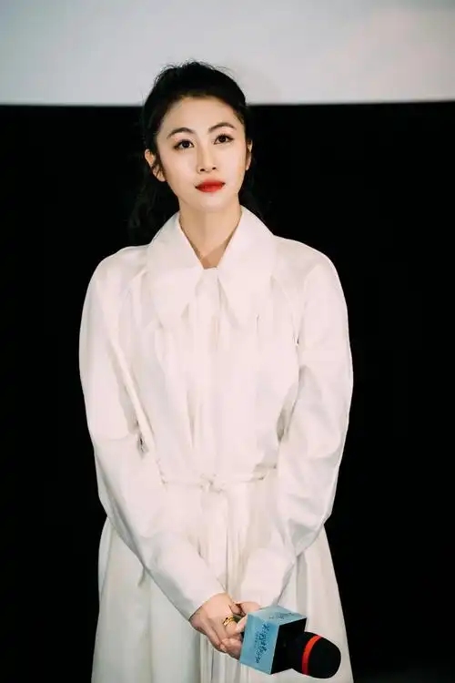 电影关于我妈的一切首映礼弟媳扮演者韩云云身着复古白裙现身见面会