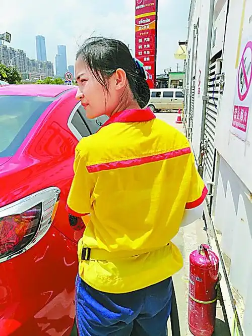 员工头顶烈日,为顾客加油.