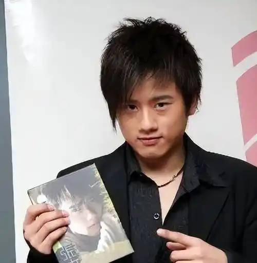 张杰之所以和谢娜在一起,是为了利用谢娜作为湖南卫视的知名主持人的