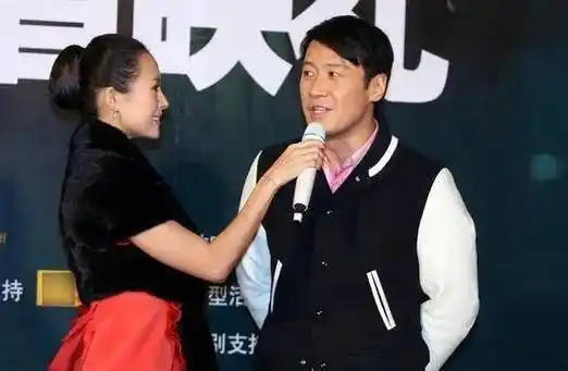 有不少人说李嘉欣看黎明的眼神很深情,曾经绝对爱过黎明!