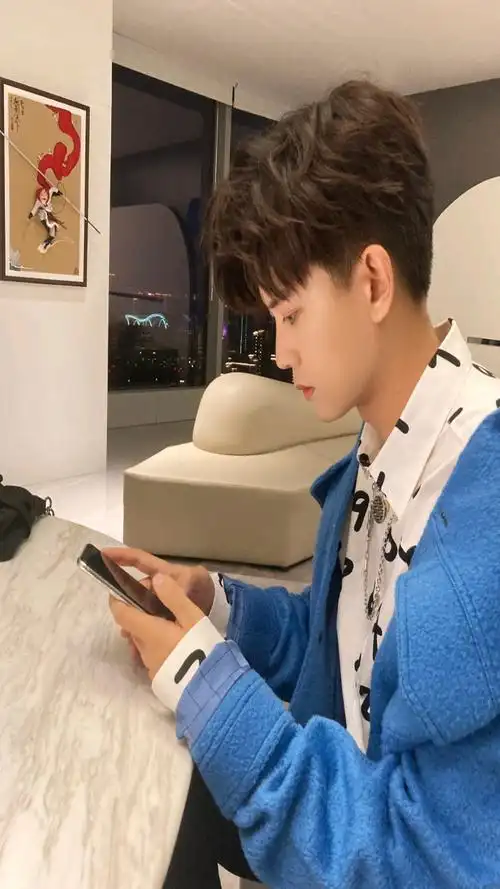 送给你们一张侧颜@任嘉伦