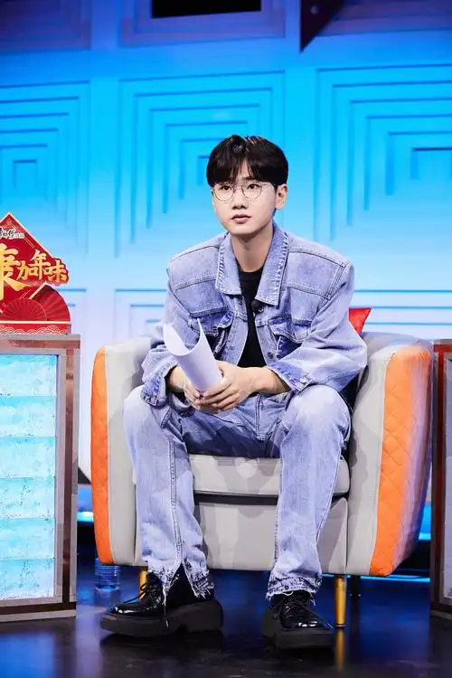 2021-12-25 22:43:39 已编辑 绝美侧脸 @汪苏泷studio的微博:汪苏泷