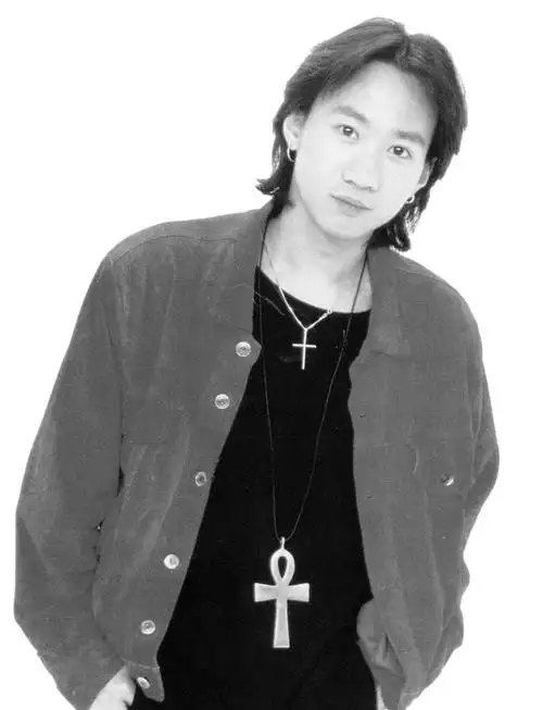 纪念黄家驹原谅我这一生不羁放纵爱自由