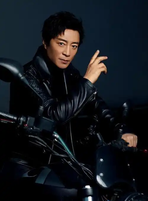 何中华:单亲家庭长大,娶圈外妻子,生活幸福美满