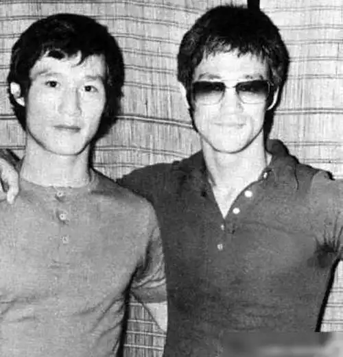 老牌功夫打星陈惠敏酒局唱歌曾和李小龙同台曾经真的是黑社会