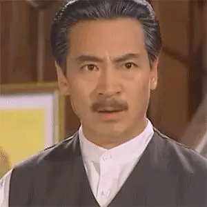 很明显的眉毛上扬,眼睛睁大,嘴巴张开或有张开的趋势,下巴有下张的