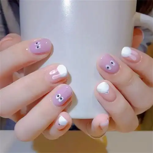 可爱短甲跳色紫色美甲图片